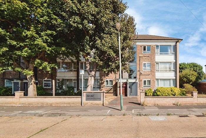 1 Bedroom Detached House For Sale In Lower Mardyke Avenue, Rainham, RM13