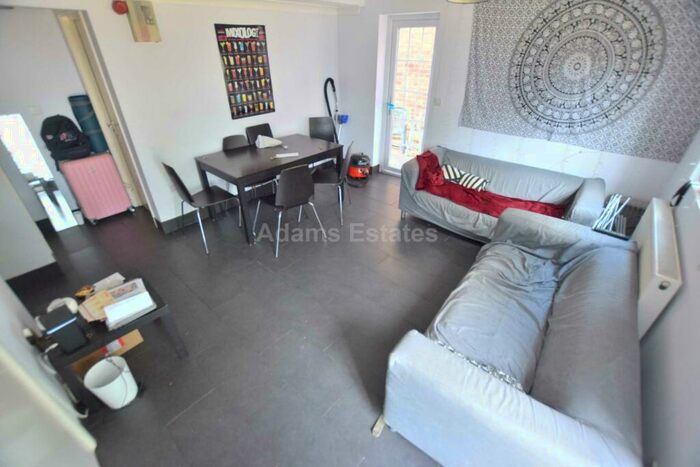 6 Bedroom Detached House To Rent In Whitby Drive, Reading, RG1