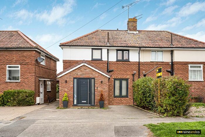 3 Bedroom Semi-detached House For Sale In Crawford Road, Hatfield, AL10