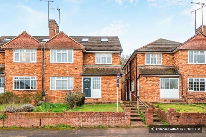 4 Bedroom Maisonette For Sale In Kelvedon Close, Kingston Upon Thames, KT2