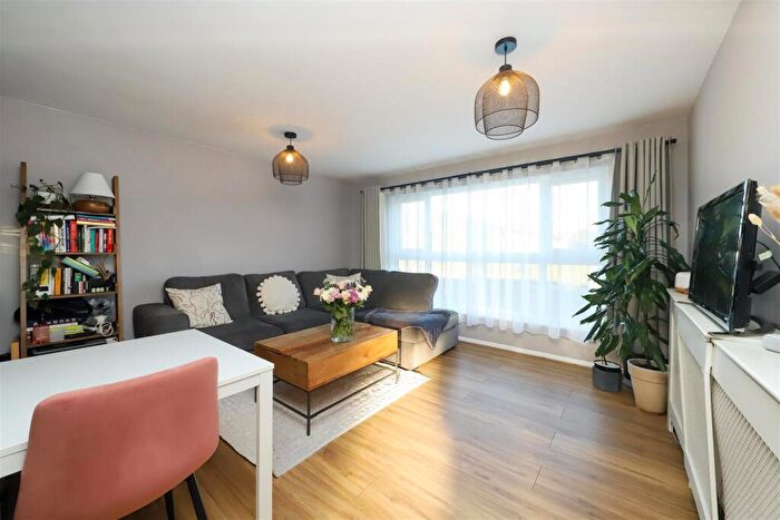 1 Bedroom Flat For Sale In Beatrice Close, Pinner, HA5