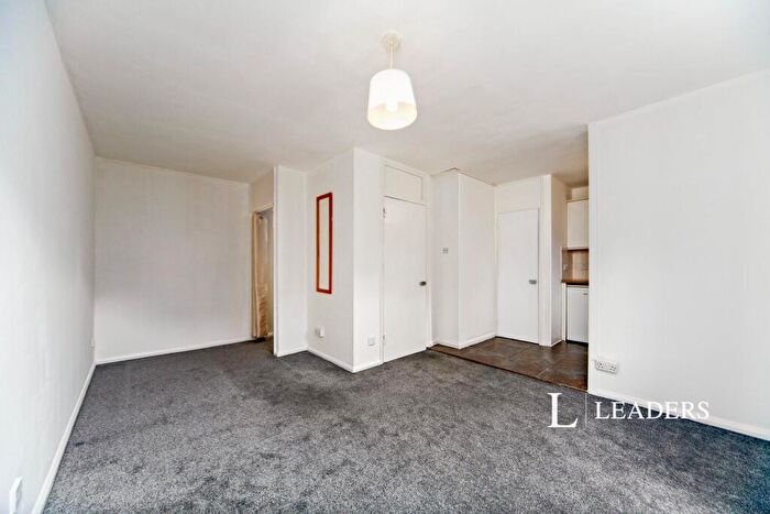 Apartment To Rent In Blake House, Porchester Mead, Beckenham, BR3