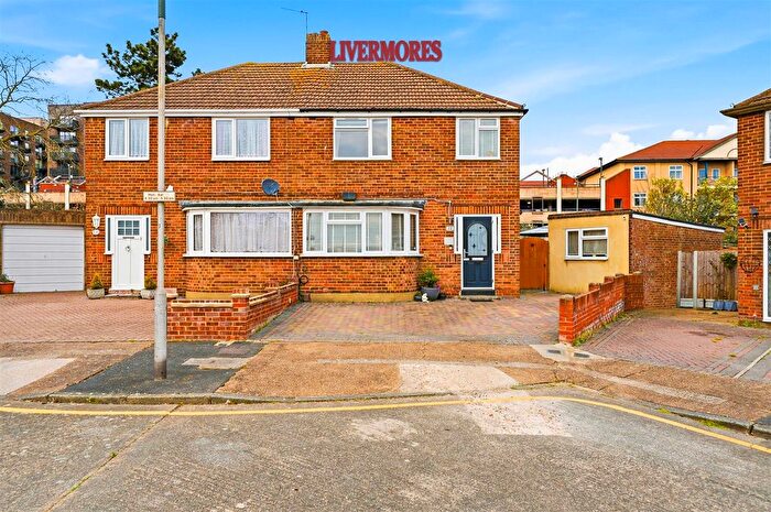 3 Bedroom Semi Detached House For Sale In Lynsted Close, Bexleyheath, DA6