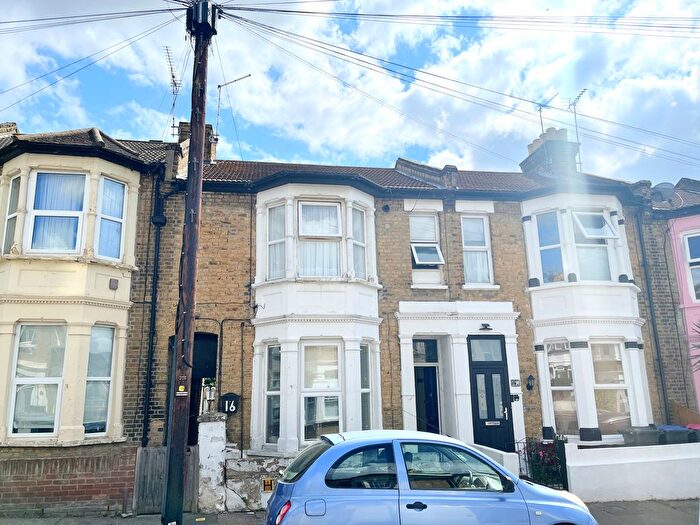 2 Bedroom Flat To Rent In St. Leonards Road, Southend-On-Sea, SS1