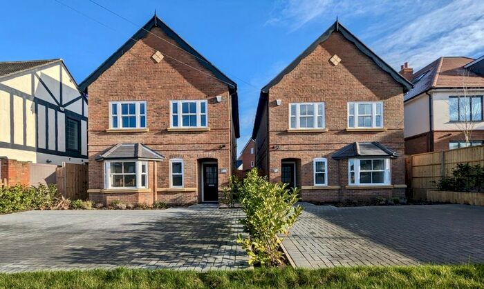 4 Bedroom Detached House To Rent In Little Bushey Lane, Bushey, WD23