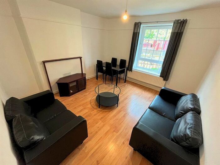 3 Bedroom Flat To Rent In Stockwell Gardens, London, SW9