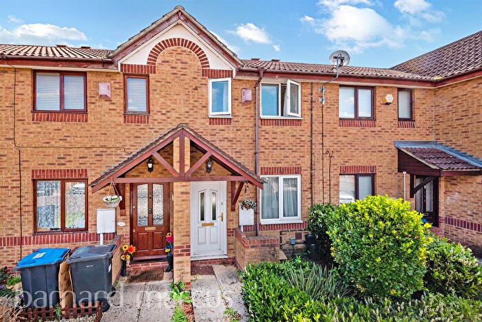 2 Bedroom Terraced House For Sale In Kelvin Gardens, Croydon, CR0