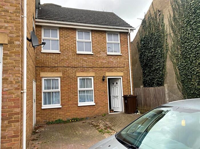 2 Bedroom Flat To Rent In Roach Street, Strood, Rochester, ME2