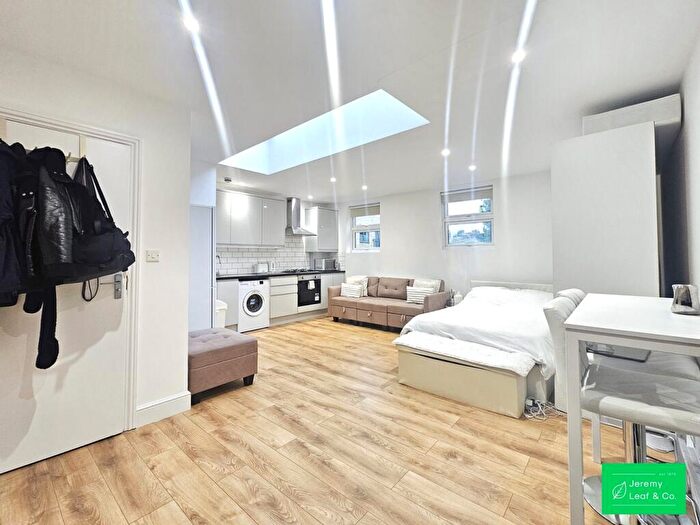 Studio To Rent In Limerick Mews, London, N2