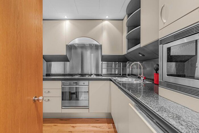 1 Bedroom Flat For Sale In Hanover House, Westferry Circus, E14