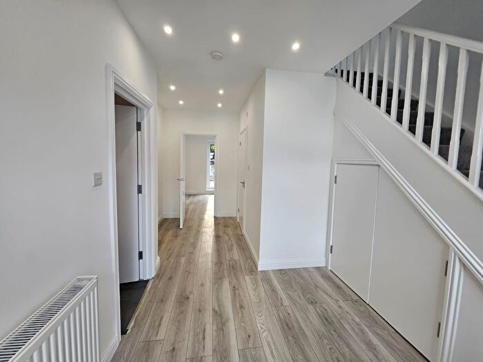 4 Bedroom Bungalow To Rent In Robin Lane, London, NW4