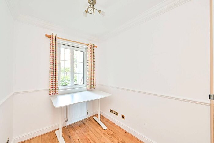 3 Bedroom Flat To Rent In Platts Lane, Hampstead, London, NW3