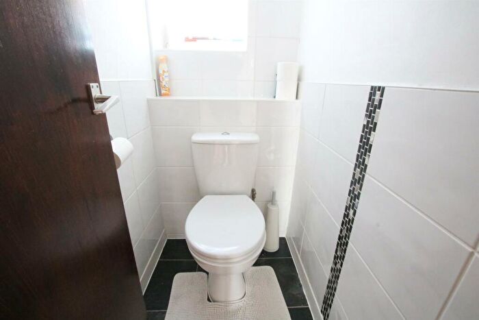 2 Bedroom Apartment For Sale In Waterfields, Leatherhead, KT22