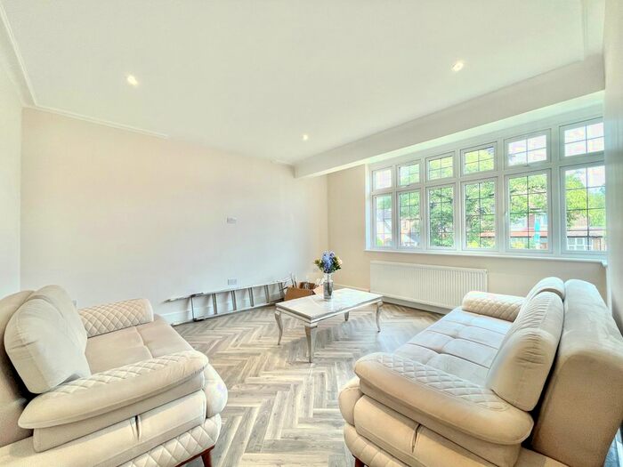 4 Bedroom Semi-Detached House To Rent In Chanctonbury Way, London, N12