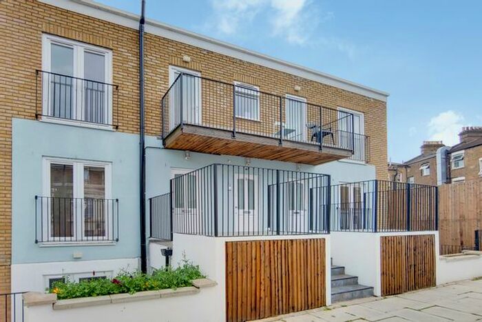 2 Bedroom Flat For Sale In Curwen Road, Hammersmith, W12