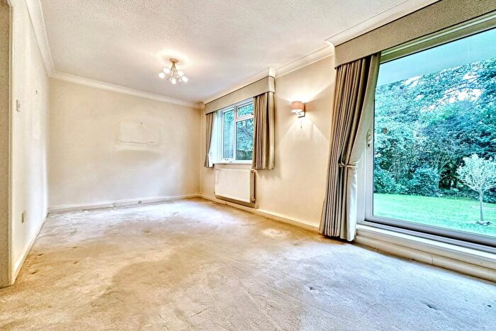 2 Bedroom Flat For Sale In Canford Cliffs, BH13