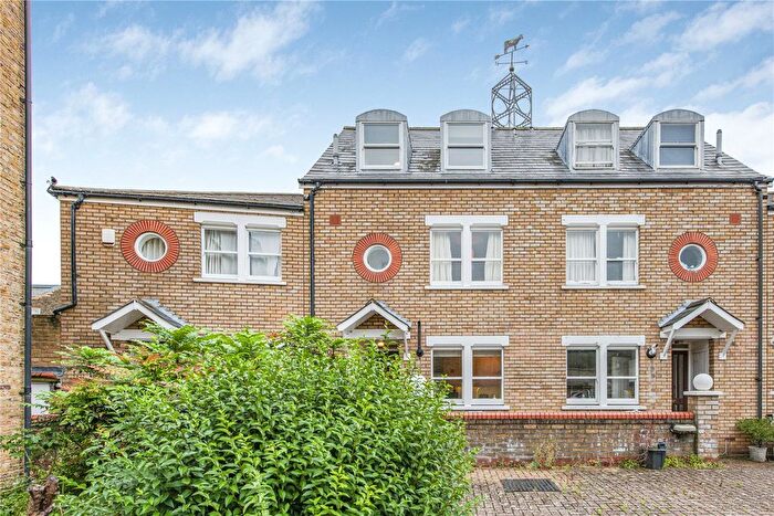 3 Bedroom Detached House To Rent In Dairy Mews, London, SW9