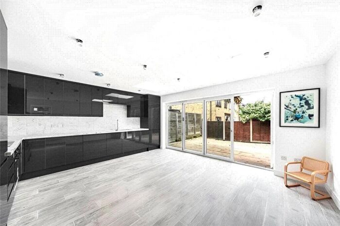 3 Bedroom House To Rent In Highcombe, Charlton, London, SE7