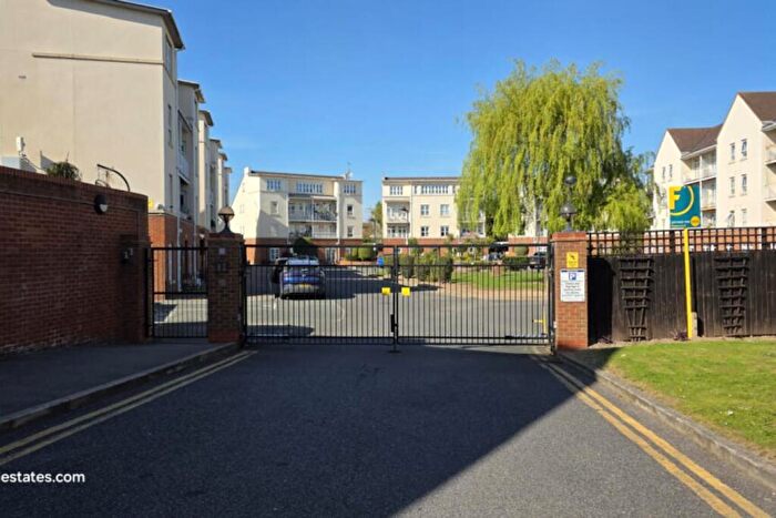 2 Bedroom Flat For Sale In Madingley Court, Fitzwilliam Close, London, N20