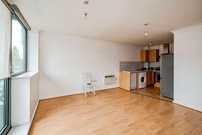 1 Bedroom Flat For Sale In Bath Road, Slough, SL1