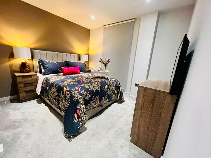 2 Bedroom Apartment To Rent In Parliament Square, Crump Street, L1