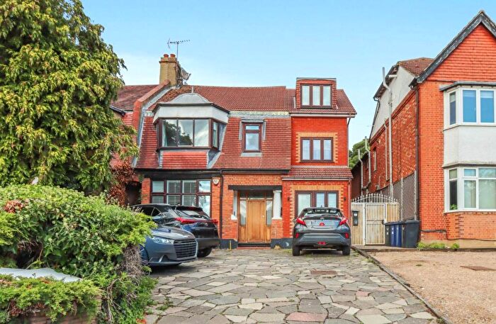 2 Bedroom Flat For Sale In Hale Lane, London, NW7