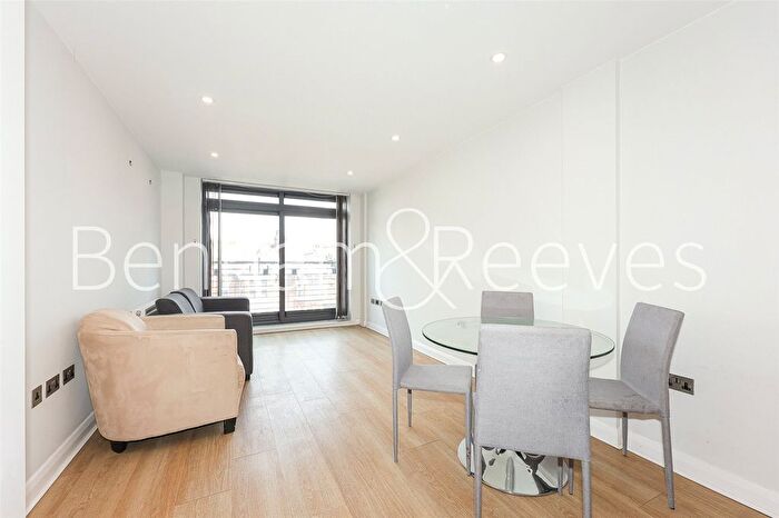 2 Bedroom Flat To Rent In Larden Road, London, W3