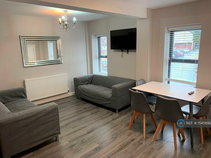 5 Bedroom Flat To Rent In County Road, Ormskirk, L39