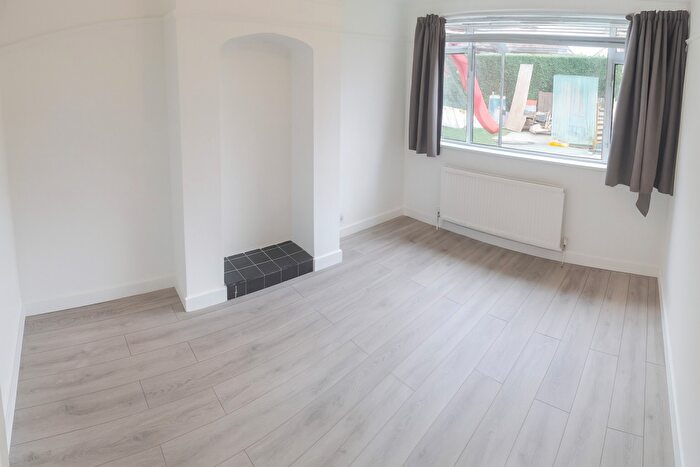 2 Bedroom Ground Maisonette To Rent In Bedford Close, London, N10