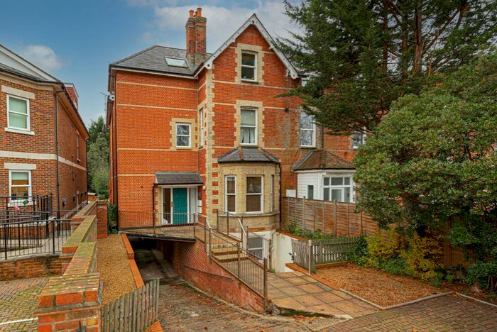 2 Bedroom Flat To Rent In Station Road, Leatherhead KT22