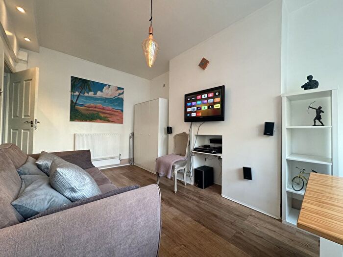 1 Bedroom Flat To Rent In Clapham Road, London, SW9