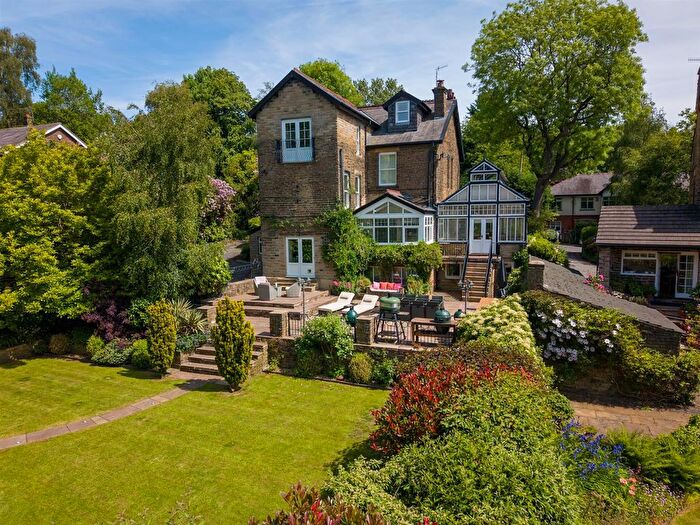 6 Bedroom Detached House For Sale In North Road, Glossop, SK13