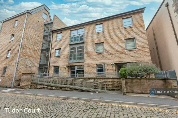 3 Bedroom Flat To Rent In Tudor Court, Lancaster, LA1