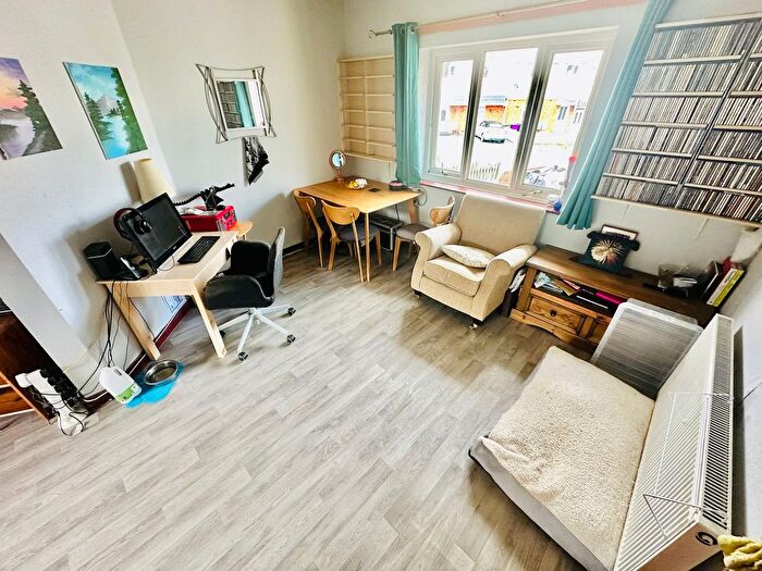 3 Bedroom Semi-Detached House For Sale In Ward Grove, Lanesfield, Wolverhampton, WV4