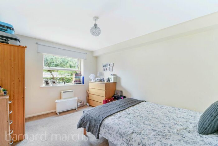 2 Bedroom Flat To Rent In Molyneux Drive, London, SW17