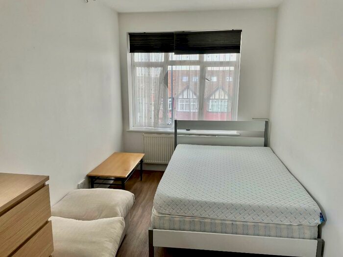 Studio To Rent In Tanfield Avenue, London, NW2
