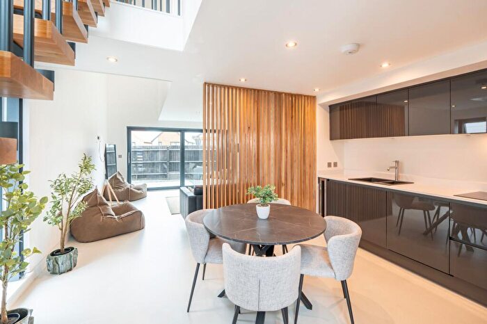 3 Bedroom Detached House For Sale In West Circular Road, Ambrosden, OX25