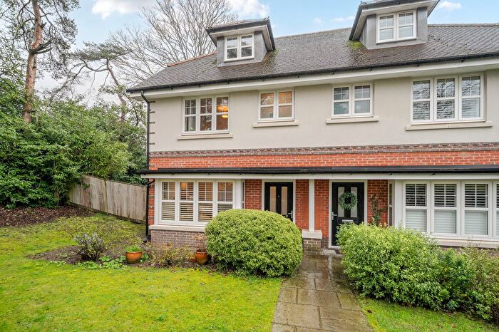 4 Bedroom Semi Detached House For Sale In Nettlecombe Close, Farnham, GU9