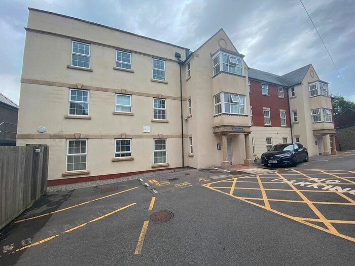 2 Bedroom Flat To Rent In West Street, Axminster, EX13