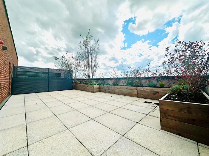 1 Bedroom Apartment To Rent In Springwell Gardens, Whitehall Road, Leeds City Centre, LS12