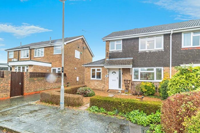3 Bedroom Semi Detached House For Sale In Masefield Close, Newport Pagnell, MK16