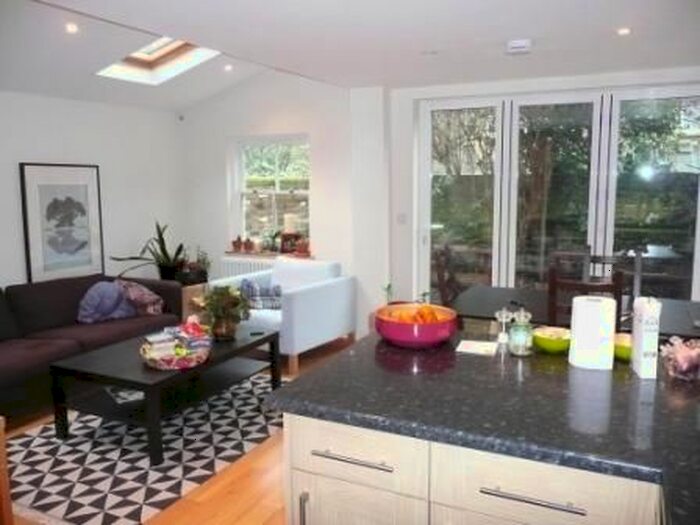 2 Bedroom Flat To Rent In Brassey Square, Clapham Junction, SW11