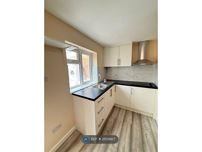 2 Bedroom Flat To Rent In Hounslow, Hounslow, TW3