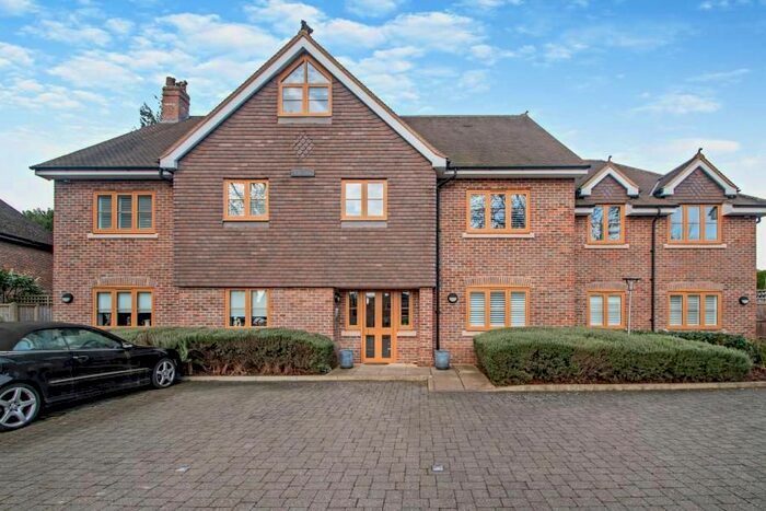 2 Bedroom Flat To Rent In Long Lane, Ickenham, Uxbridge, UB10