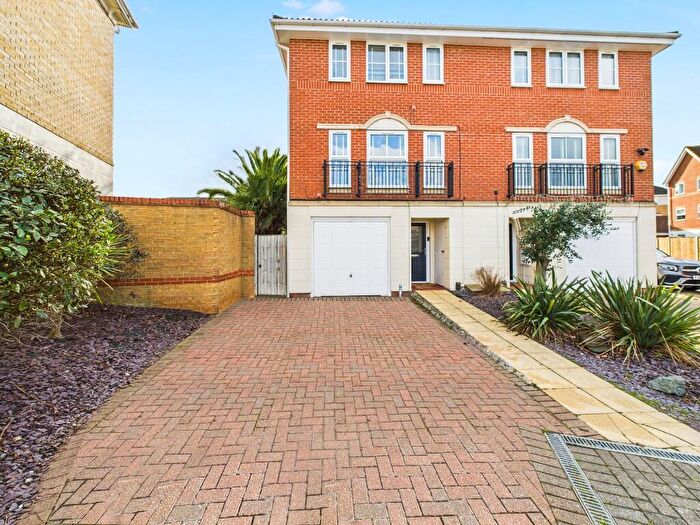 4 Bedroom Semi-Detached House For Sale In Bradfords Close, Chatham, Kent, ME4