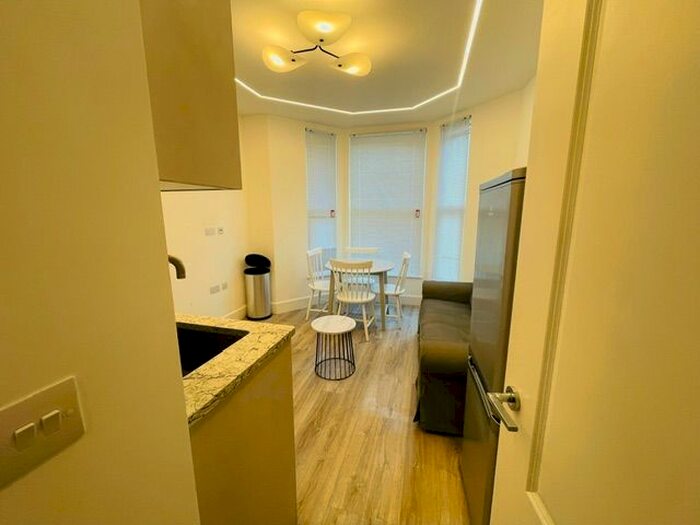 1 Bedroom Flat To Rent In Rita Road, London, SW8