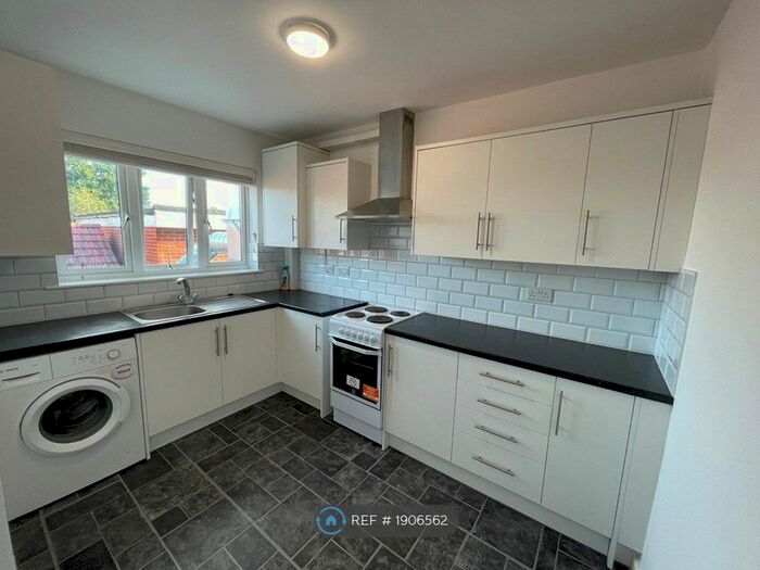 1 Bedroom Flat To Rent In Manor Road, Chigwell, IG7