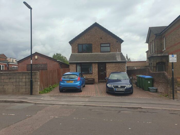 6 Bedroom House To Rent In Spear Road, SO14