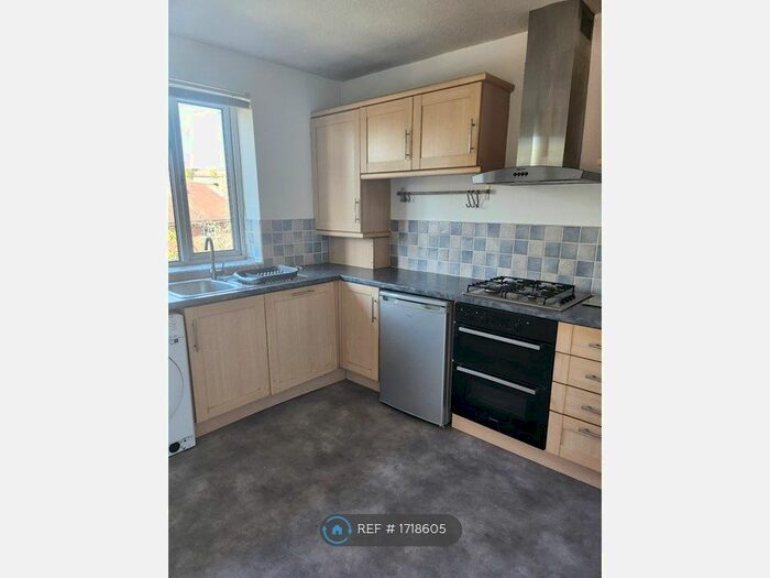 Studio To Rent In Pebble Close, Stourbridge, DY8