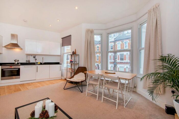 2 Bedroom Flat To Rent In Kenwyn Road, Clapham High Street, London, SW4